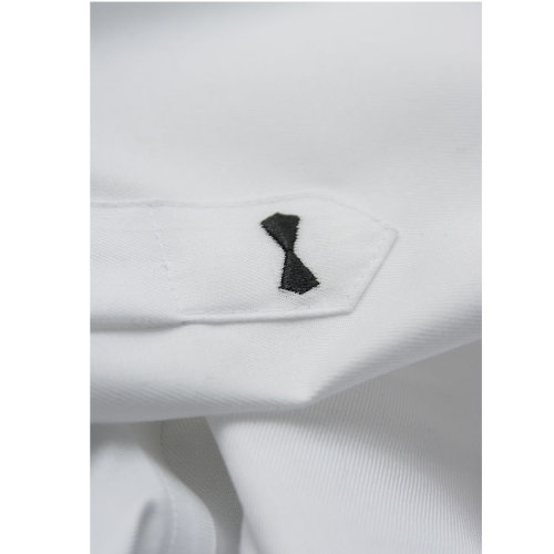 Skjorte-med-logo-Harvest-and-Frost-black-bow-detalje