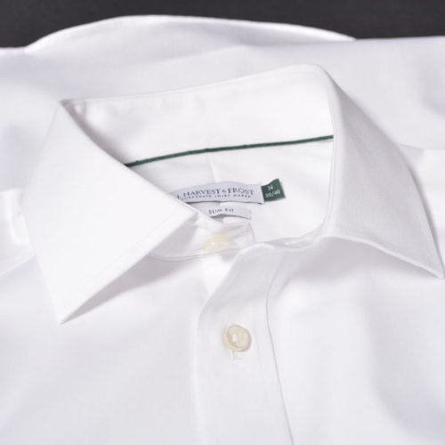 Skjorte-med-logo-Harvest-and-Frost-green-bow-hvid-krave