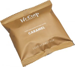 Gourmet-popcorn-i-pose-med-logo-NoCrap-Karamel
