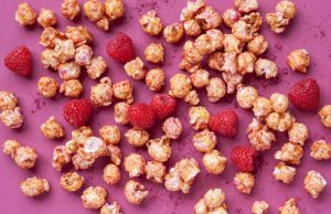 Gourmet-popcorn-i-pose-med-logo-NoCrap-hindbaer-raspberry
