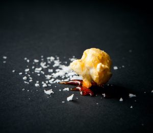Gourmet-popcorn-i-pose-med-logo-NoCrap-triple-salt-eksempel