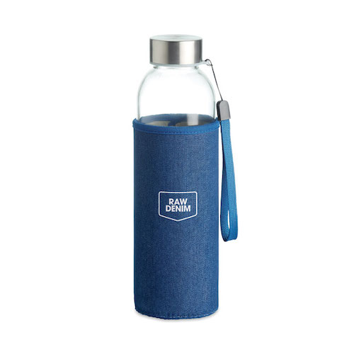 Vandflaske-i-glas-med-logo-på-sleeve-Utah-denim-eksempel