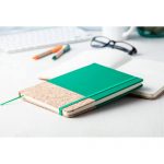 Notesbog i kork med logo, grøn eksempel