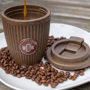 To-go krus af kaffegrums med logo eksempel