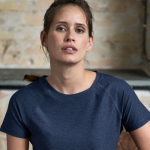 Kvinde i blå sports t-shirt med logo