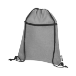 grå rygsæk med logo og snørrelukning
