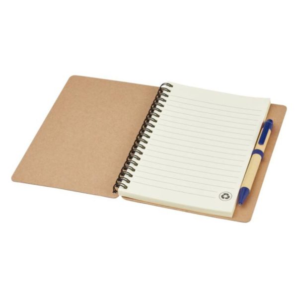 A6-notesbog-og-kuglepen-med-logo-genbrugsmaterialer
