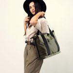 Taske-med-logo-lynlaas-og-lommer-Citizen-Green