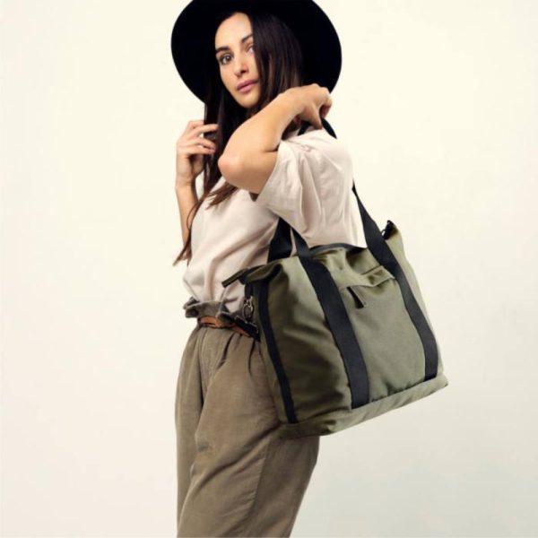 Taske-med-logo-lynlaas-og-lommer-Citizen-Green